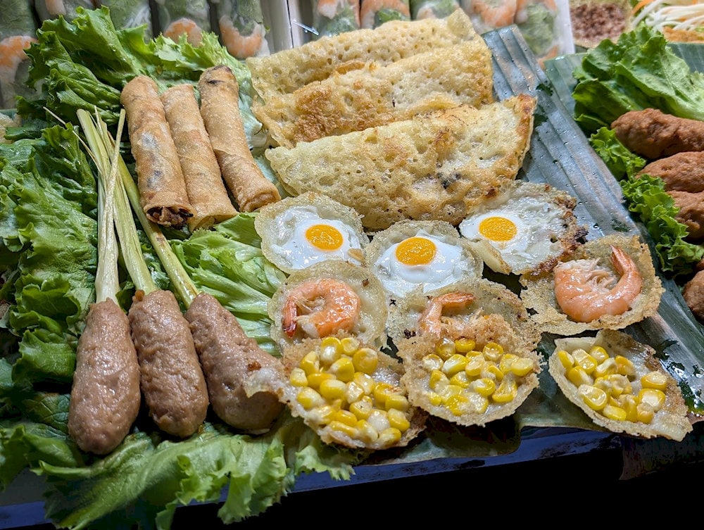 Du khách nên thử các loại đồ ăn khác nhau như bánh khọt, thịt heo xiên nướng sả, v.v. 